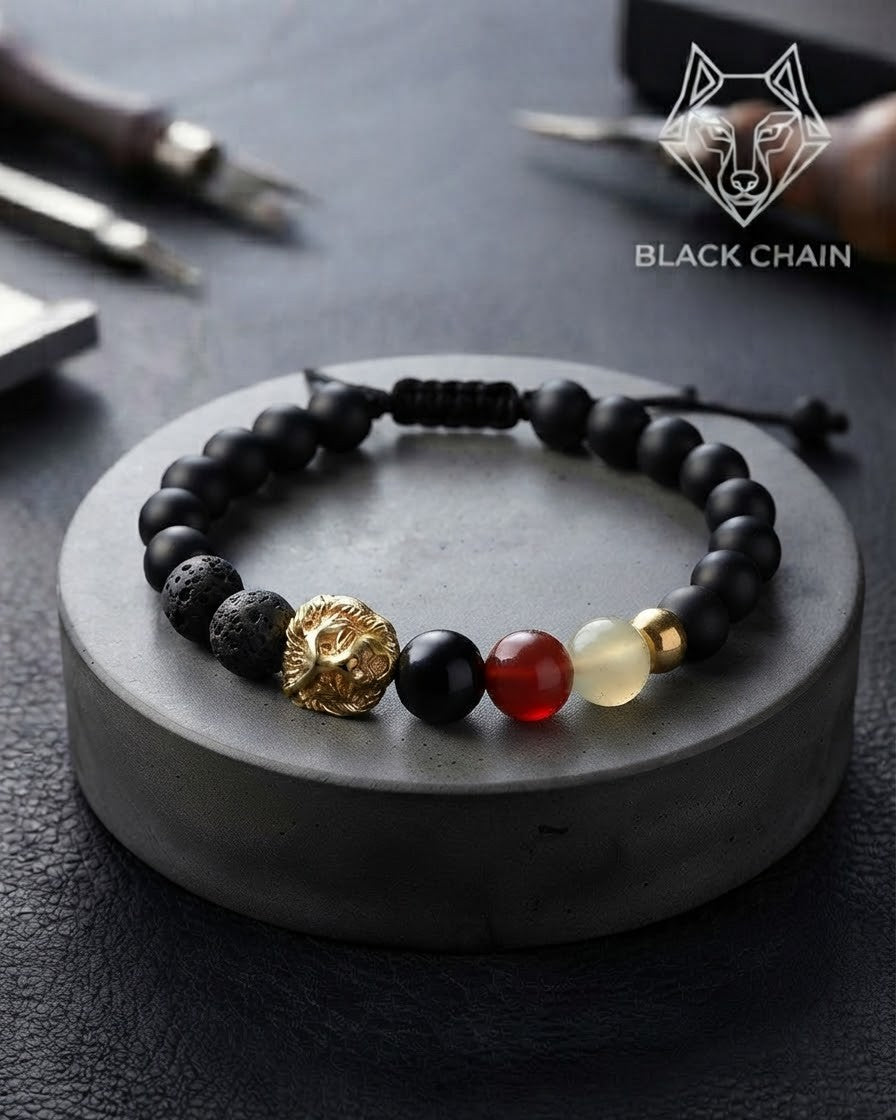 El rey — pulsera Black Chain con león dorado