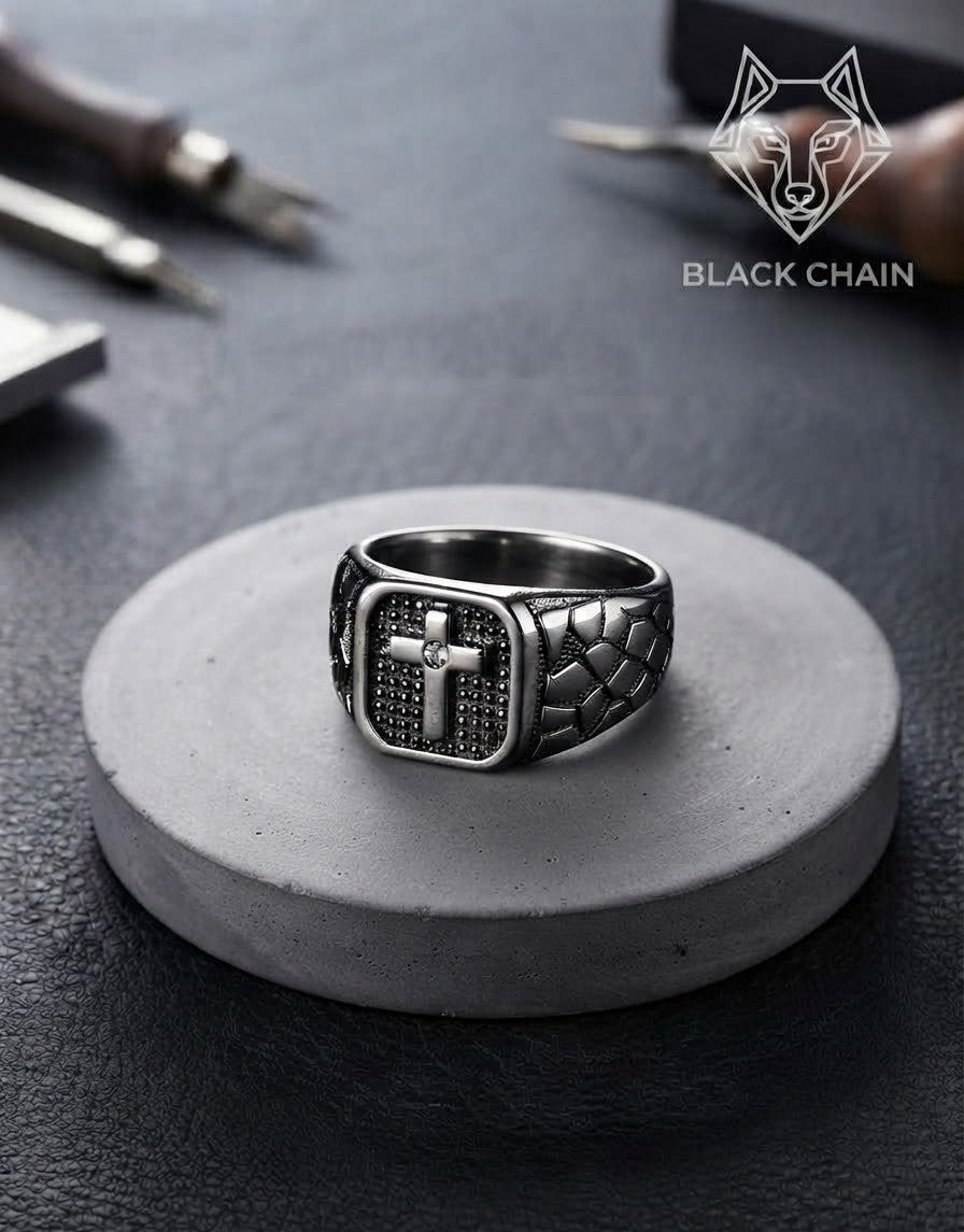 Anillo Sanctum de acero inoxidable con cruz