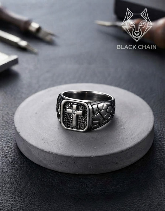 Anillo Sanctum de acero inoxidable con cruz