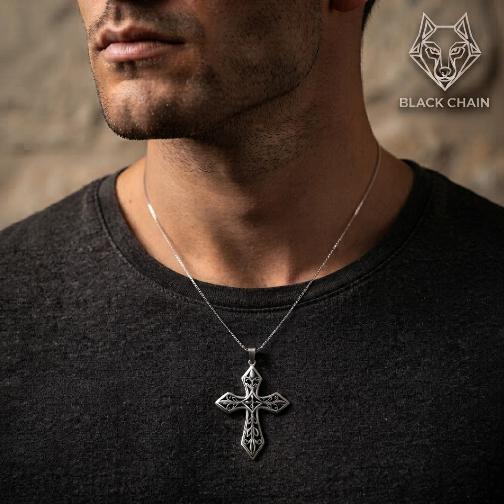 Modelo usando el collar Crux de Plata 925 con dije de cruz