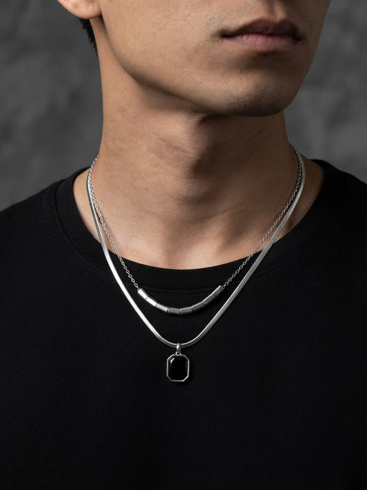 Eclipse dual puesto en el cuello